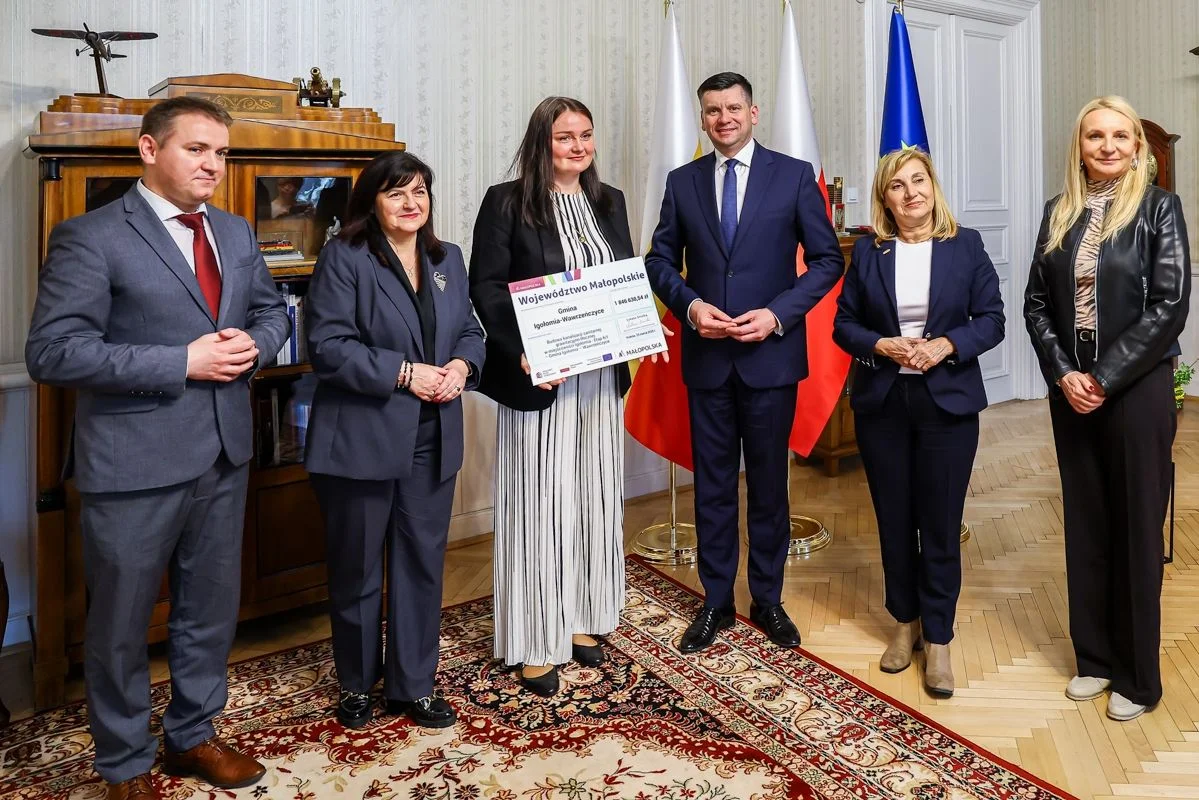 Zdjęcie z wręczenia promesy na realizację inwestycji dla gminy Igołomia-Wawrzeńczyce.